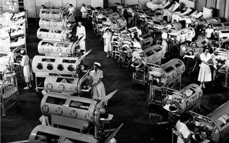 Salle de patients sous " poumon d’acier » au début des années 1950.