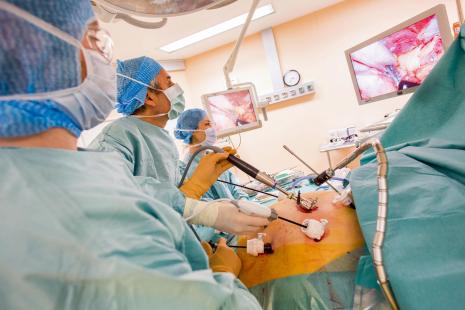 Equipe chirurgicale pendant une intervention bariatrique sous coelioscopie dite gastroectomie...