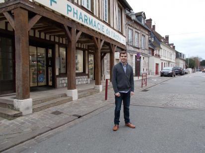 Jérôme Lemonnier, devant sa pharmacie de Pont de l’Arche, tout près de son étang d’entraînement...
