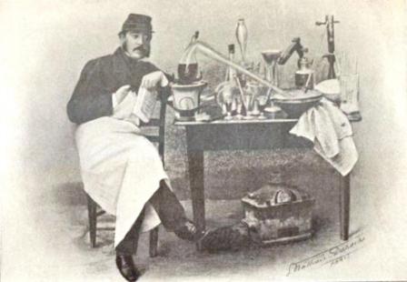 Zacharie Roussin dans son laboratoire du Val-de-Grâce