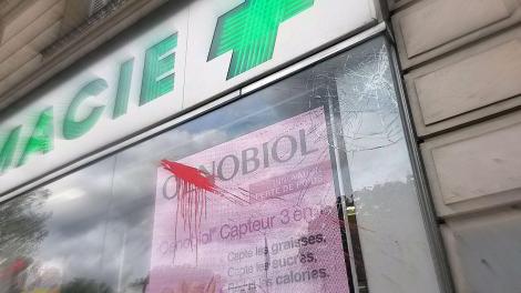 La vitrine de cette pharmacie, place de la Nation, cible des casseurs