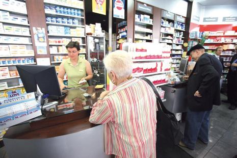 COMPTOIR CLIENTS ECHANGE FACE A FACE  SENIOR   PHARMACIE PHARMACIEN