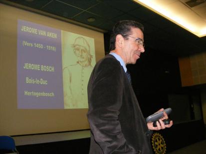 Francis Boule lors d'une conférence sur Jérôme Bosch à Tarbes
