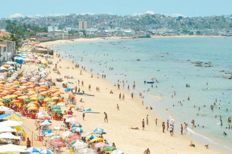 Une ville bordée de plages