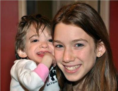 Brooke, 16 ans, dans les bras de sa jeune soeur, 12 ans