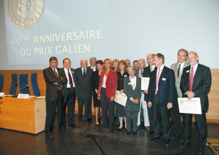 Lauréats, jury et organisateurs autour de la ministre de la Recherche
