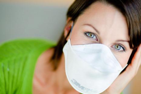 Femme portant un masque de protection respiratoire. Recommandation du Minist?re de la SantŽ et l...
