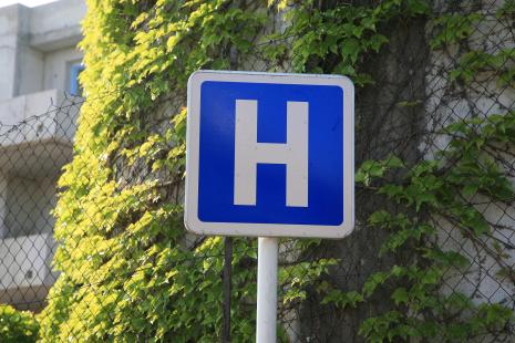 Un climat conflictuel de défiance réciproque