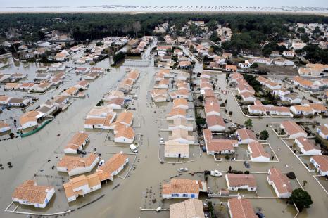 (ARCHIVES) Vue aérienne réalisée le 3 Mars 2010, en Vendée, de rues inondées après le passage de...