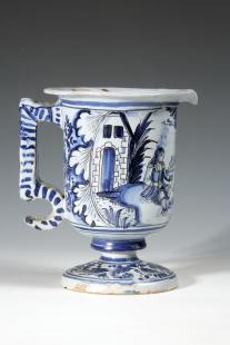 Pot à anse en forme de chiffre 5, à décor de bergers, XVIIIe siècle