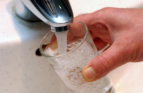 Boire 1,5 à 2 litres d’eau par jour prévient la constipation