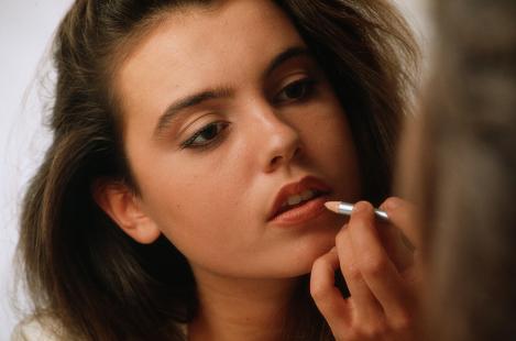 Femme maquillage crayon a levres





beaute miroir
